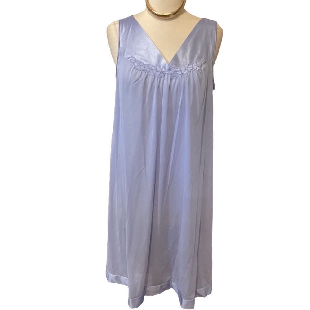 Vintage Vanity Fair Periwinkle Sleep gown USA Floral Detail Size Medium - Picture 5 of 11